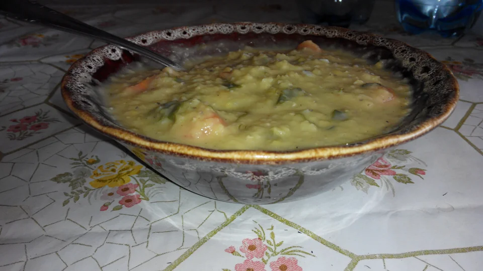 Сочевичний суп у глибокій мисці